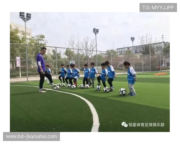 二体足球教练以科学训练体系打造高效团队实现青少年足球全面发展